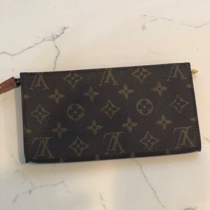 Louis Vuitton GM bucket pouch